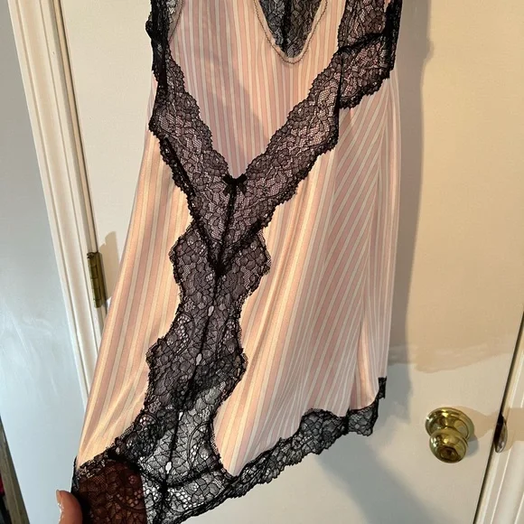 VICTORIA’S SECRET Classic Pink & Black Striped Lace Slip - Size Medium 🩷🤍🖤 - Picture 4 of 7